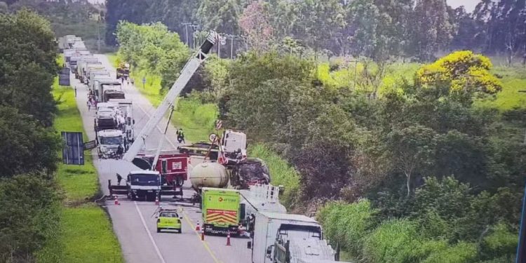 Interdição na BR-116 prejudica trânsito e impacta voos no sudoeste da Bahia