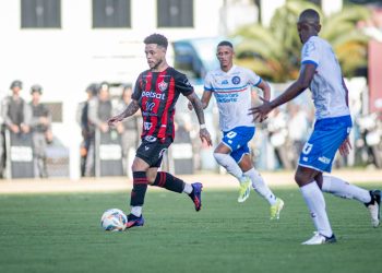 Vitória vence o Bahia de virada na primeira partida final do Baiano no Barradão