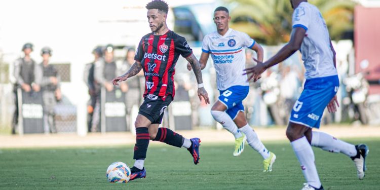 Vitória vence o Bahia de virada na primeira partida final do Baiano no Barradão