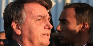 Bolsonaro diz ao STF que seria “ilógico” pedir asilo a embaixador