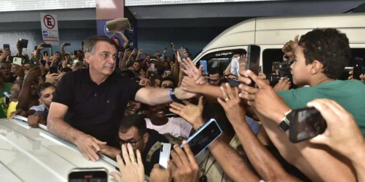 Chamado de “mito”, Bolsonaro é recebido com grito de apoiadores e desespero por selfie