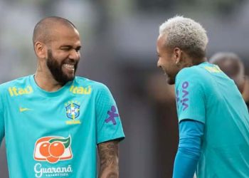 Daniel Alves vai recorrer ao pai de Neymar para pagar fiança e sair da cadeia