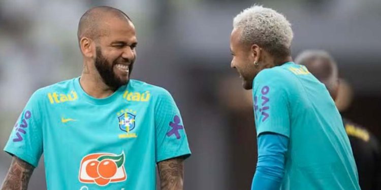 Daniel Alves vai recorrer ao pai de Neymar para pagar fiança e sair da cadeia