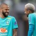Daniel Alves vai recorrer ao pai de Neymar para pagar fiança e sair da cadeia