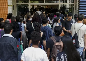 Estudantes começam a receber primeira parcela do Programa Pé-de-Meia