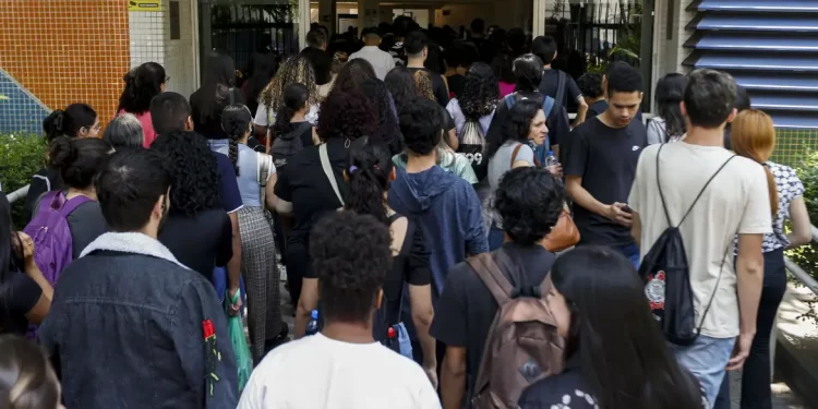 Estudantes começam a receber primeira parcela do Programa Pé-de-Meia