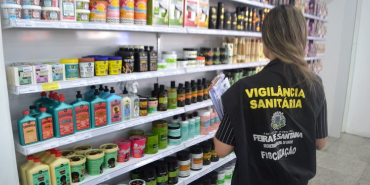 Prefeitura de Feira alerta para proibição de venda de pomadas de cabelo que causam cegueira