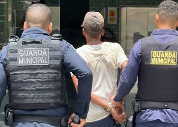 Guarda Municipal conduz para delegacia homem flagrado roubando fiação