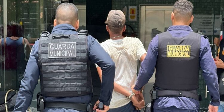 Guarda Municipal conduz para delegacia homem flagrado roubando fiação