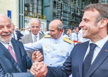 Macron chega ao Planalto para último dia de agenda no Brasil