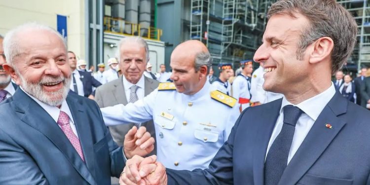 Macron chega ao Planalto para último dia de agenda no Brasil