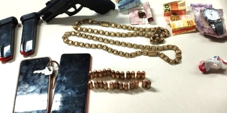 PM apreende arma de fogo e conduz suspeitos em flagrante no bairro Tomba