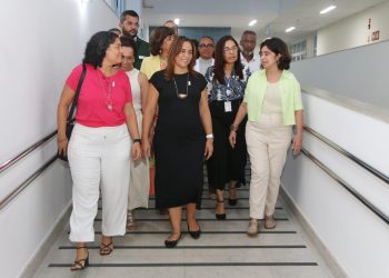 Ministra da Saúde visita hospital estadual que é referência no atendimento a pacientes com Dengue