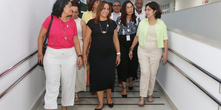 Ministra da Saúde visita hospital estadual que é referência no atendimento a pacientes com Dengue