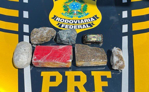 PRF apreende tabletes de maconha dentro de mochila durante abordagem a ônibus em Feira de Santana 