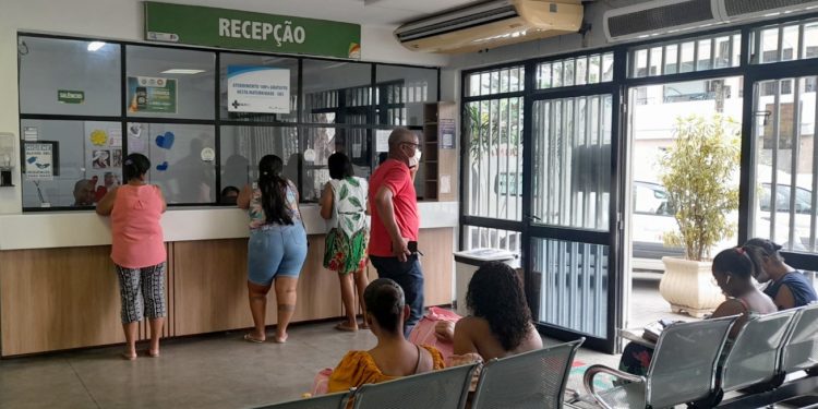 Chegada de pacientes sem regulação sobrecarrega emergência do Hospital da Mulher
