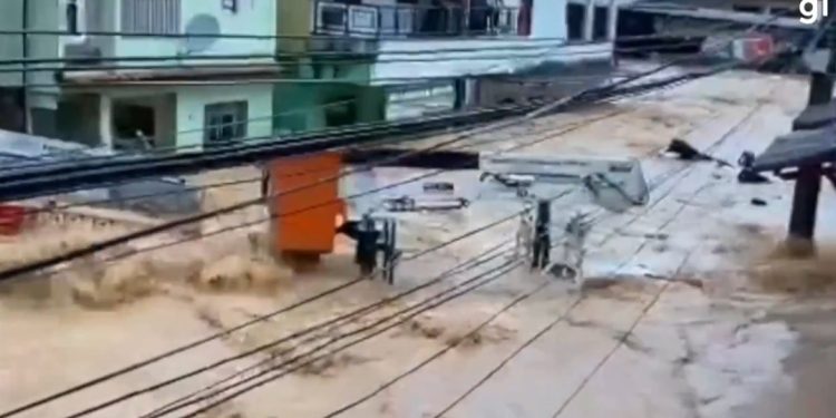 Chuva deixa 16 mortos e mais de 5,7 mil fora de casa no Sul do ES