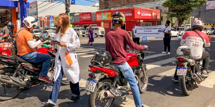 Mobilização contra tuberculose é realizada em semáforo