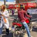 Mobilização contra tuberculose é realizada em semáforo