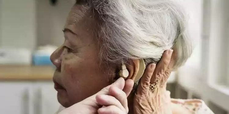 Alzheimer, doença com prevalência em mulheres, pode ter processo acelerado em indivíduos com déficit de audição
