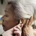 Alzheimer, doença com prevalência em mulheres, pode ter processo acelerado em indivíduos com déficit de audição