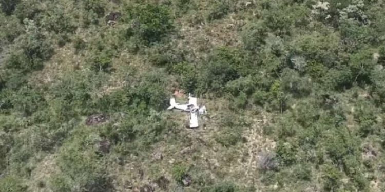 Avião de pequeno porte cai na Bahia