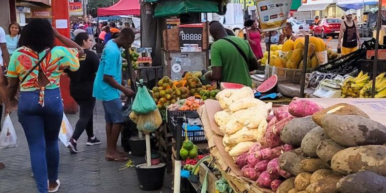 Na Bahia, mulheres ganham 17,3% a menos que homens