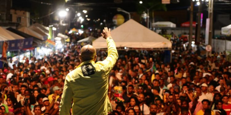 Grande público prestigia show de Adão Negro no palco Reggae Vibes