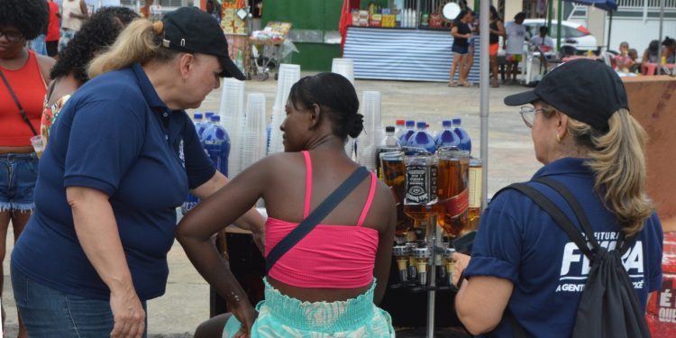 Vendedores foram orientados a esvaziar garrafas de vidro no Esquenta Micareta de Humildes