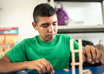 Em um ano, 200 mil alunos com autismo foram matriculados em escolas comuns