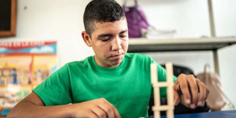 Em um ano, 200 mil alunos com autismo foram matriculados em escolas comuns