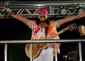 Bell Marques arrasta multidão atrás do trio no primeiro dia de folia