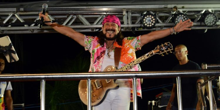 Bell Marques arrasta multidão atrás do trio no primeiro dia de folia