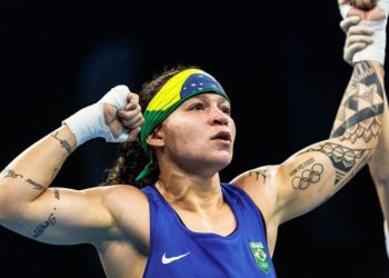 Bia Ferreira derrota argentina e é campeã mundial no boxe profissional
