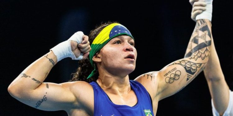 Bia Ferreira derrota argentina e é campeã mundial no boxe profissional