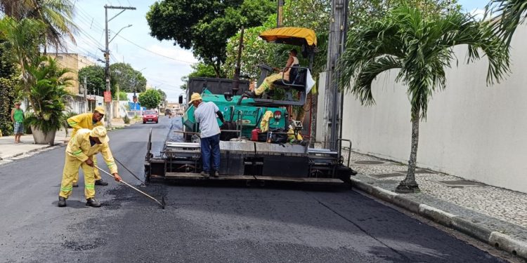 Prefeitura de Feira asfalta importante corredor de tráfego no Capuchinhos