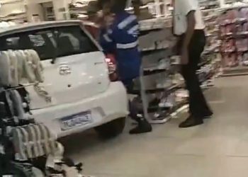 Carro invade loja em Shopping na Bahia e deixa local destruído