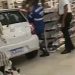 Carro invade loja em Shopping na Bahia e deixa local destruído