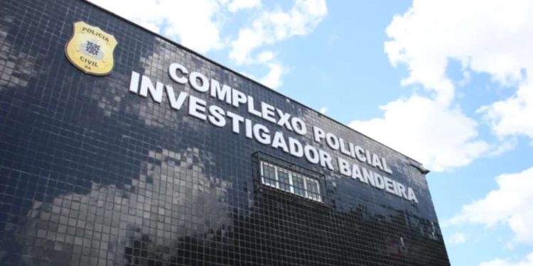 Polícia apreende 2 mil pares de sapatos falsos em Feira de Santana