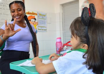 Estudantes surdos da rede municipal aprendem Libras e contam com intérpretes