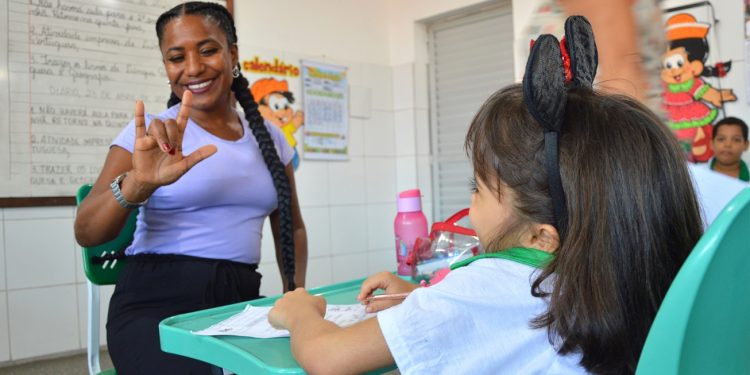 Estudantes surdos da rede municipal aprendem Libras e contam com intérpretes