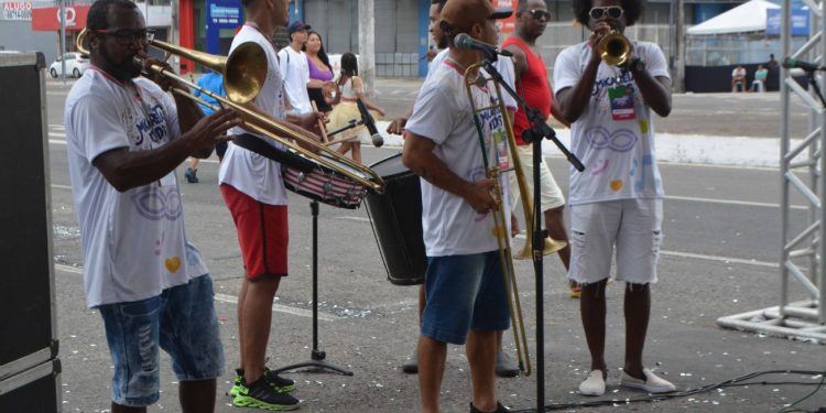 Fanfarra garante a diversão da criançada no último dia da Micareta Kids