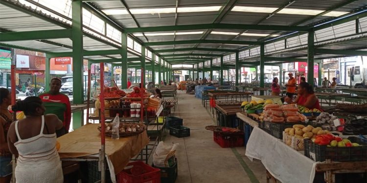 Prefeitura transfere feirantes para espaço revitalizado da feira livre do Tomba