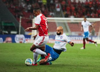 Internacional vence o Bahia de virada na estreia do Brasileirão