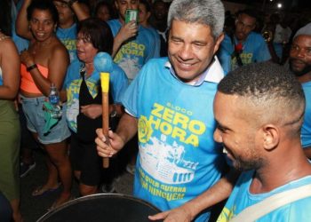 Jerônimo prestigia saída do bloco Zero Hora, nesta quarta (17), em Feira de Santana