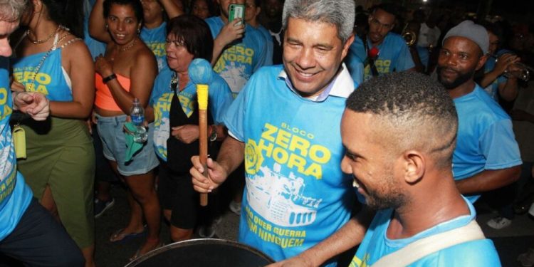 Jerônimo prestigia saída do bloco Zero Hora, nesta quarta (17), em Feira de Santana