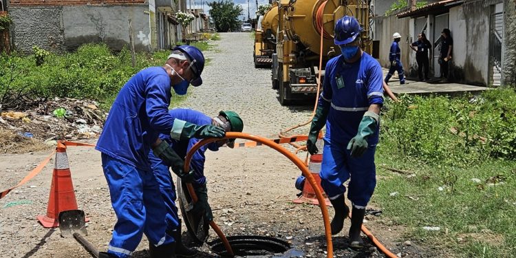 Alagamentos causam transtornos com obstruções na rede de esgotamento sanitário