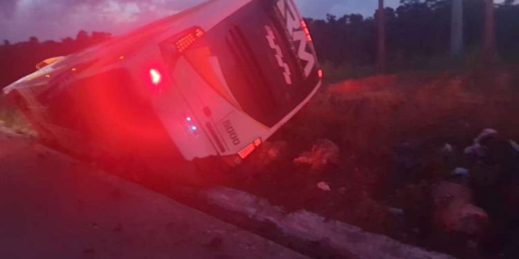 Sobe para nove total de mortos em acidente com ônibus na Bahia