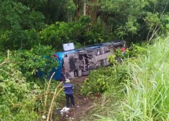 Acidente deixa 13 pessoas feridas após ônibus tombar na BR-101
