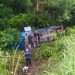 Acidente deixa 13 pessoas feridas após ônibus tombar na BR-101